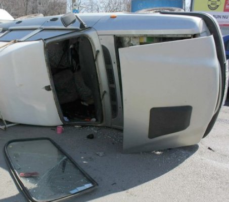 S-a răsturnat cu maşina, la Tariverde: două persoane au fost rănite